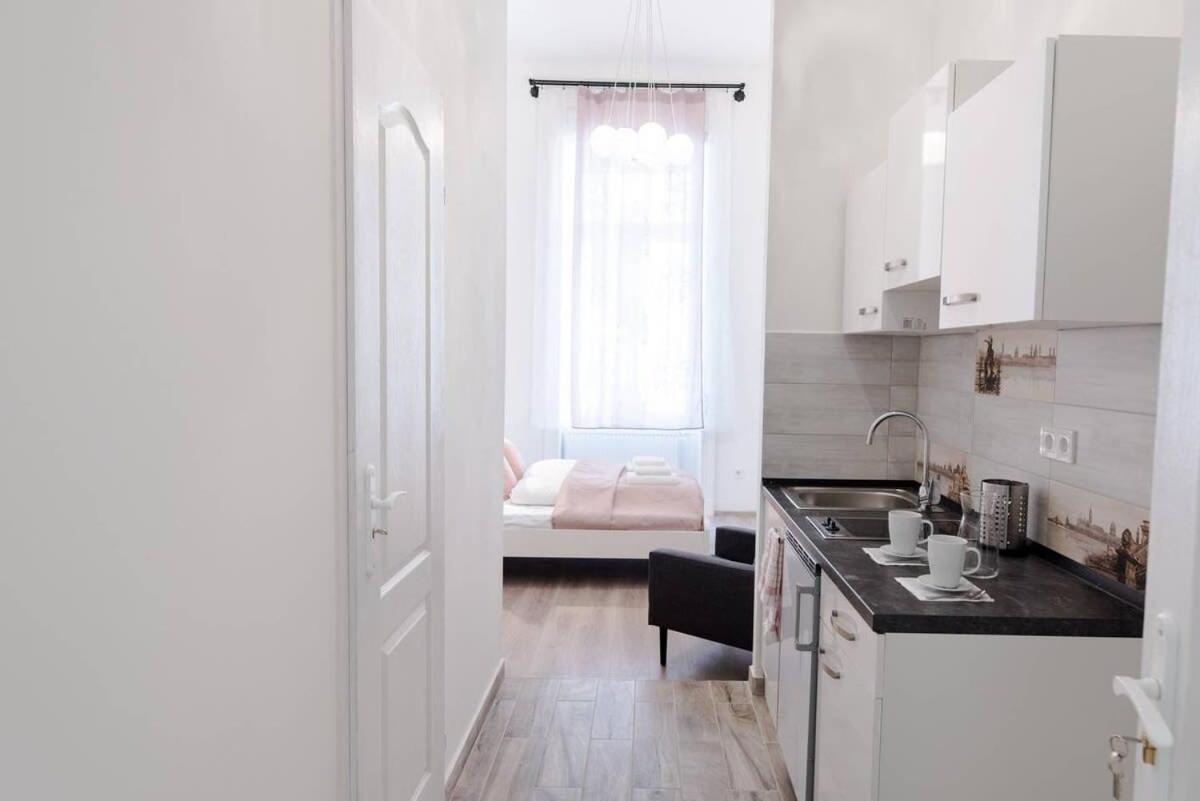 Brand New Studio With Aircon In The Center بودابست المظهر الخارجي الصورة