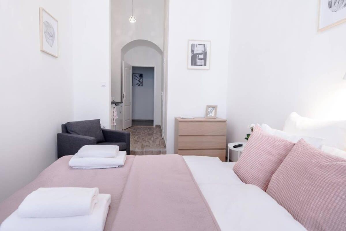 Brand New Studio With Aircon In The Center بودابست المظهر الخارجي الصورة